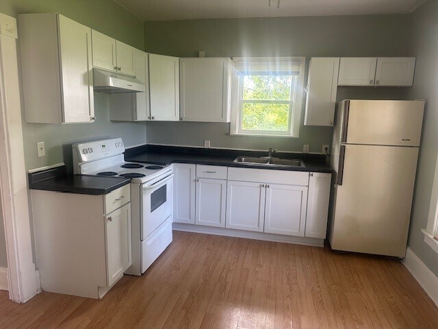 Primary Photo - 124 8th St E