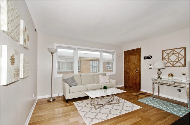 Primary Photo - 4826 N Linder Ave