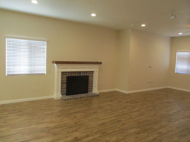 Building Photo - Spacious & Clean 4 Bdr 2 Ba 1 story home i...