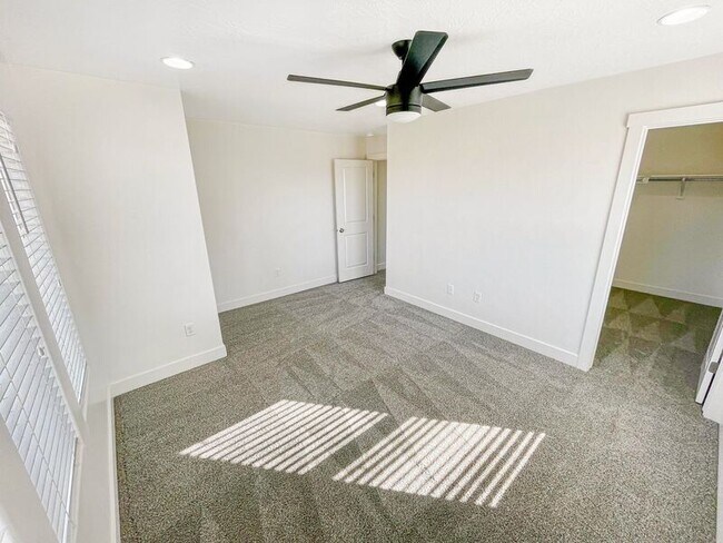 Building Photo - 3298 E Crimson Ridge Dr