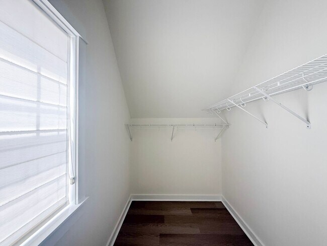 Building Photo - Pet-Friendly 3-Bedroom Home with Bright, Airy Coastal Style