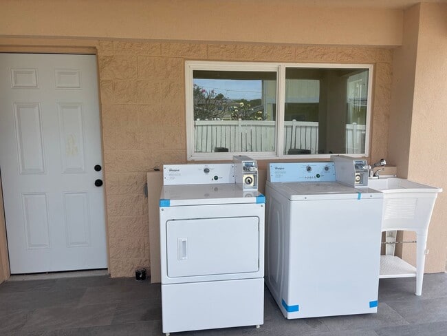 Building Photo - 1674 Kino St