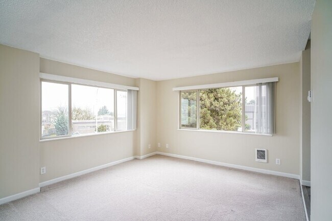 Building Photo - 4314 Southwest View Point Ter