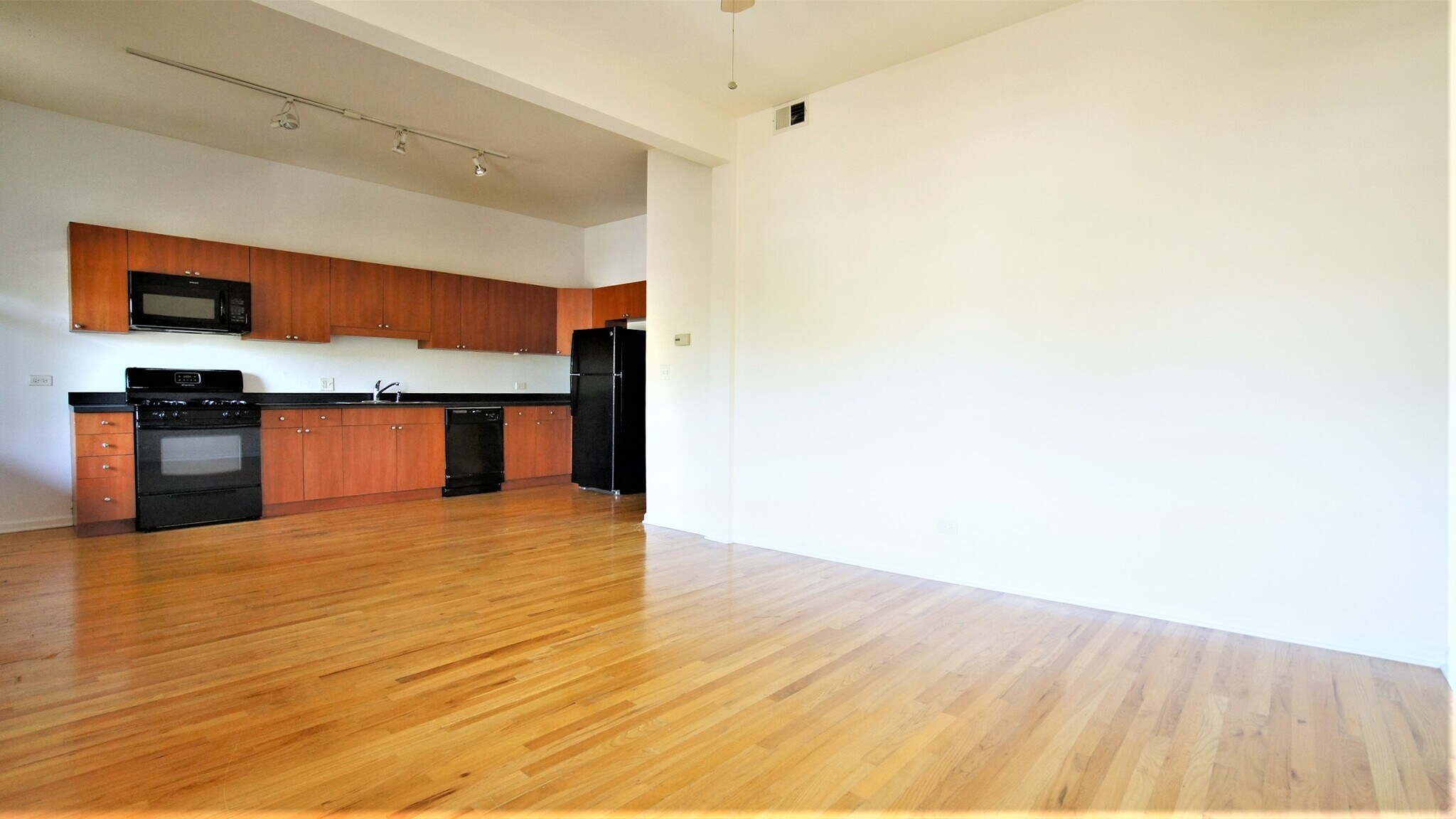 Building Photo - 1813 N Milwaukee Ave