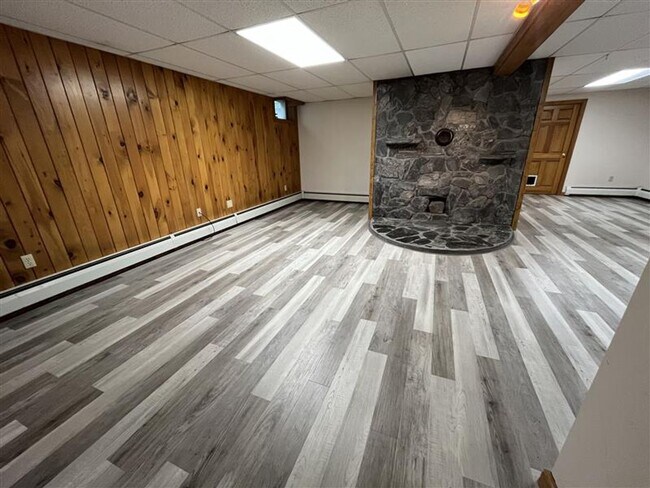 Building Photo - Three Bedroom Single Family House for Rent...