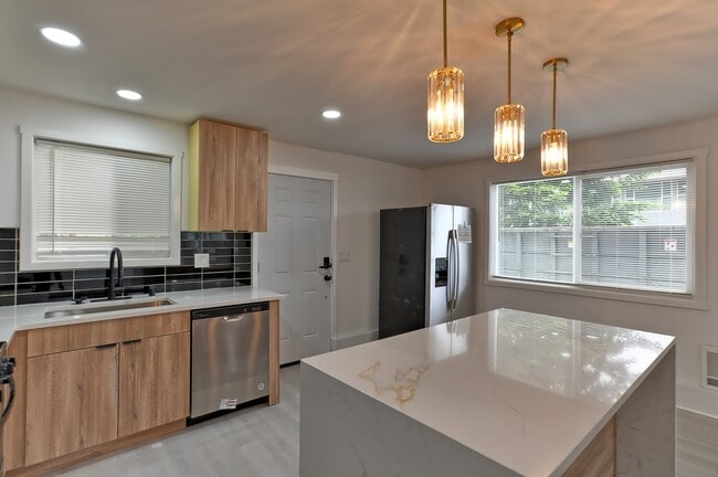 Building Photo - Everett Duplex