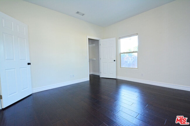Building Photo - 1093 Avoca Ave