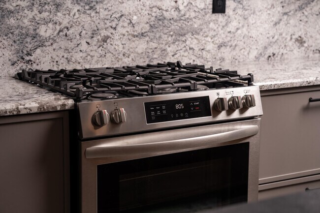 Building Photo - 612 W 8th Ave