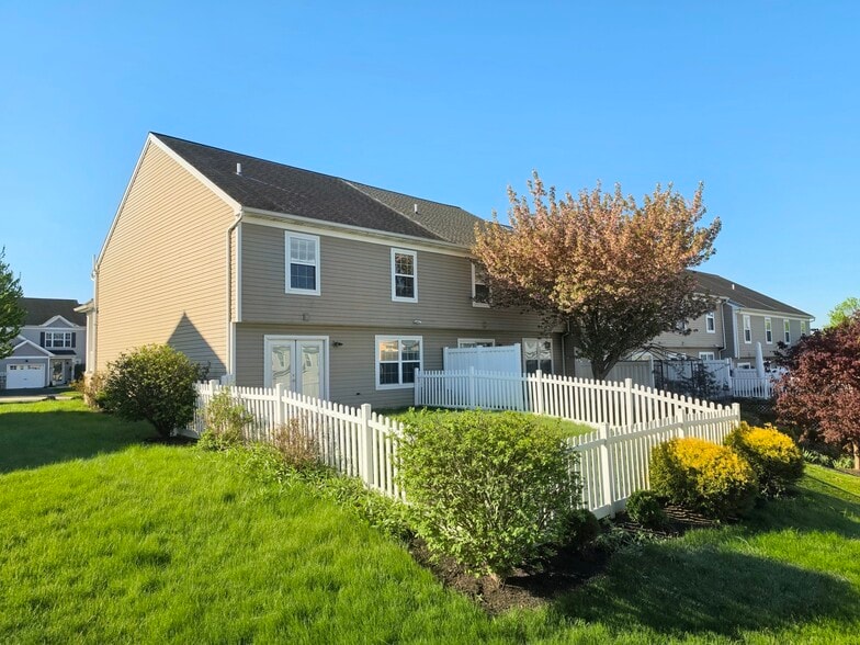 Building Photo - 521 Fox Ridge Ln