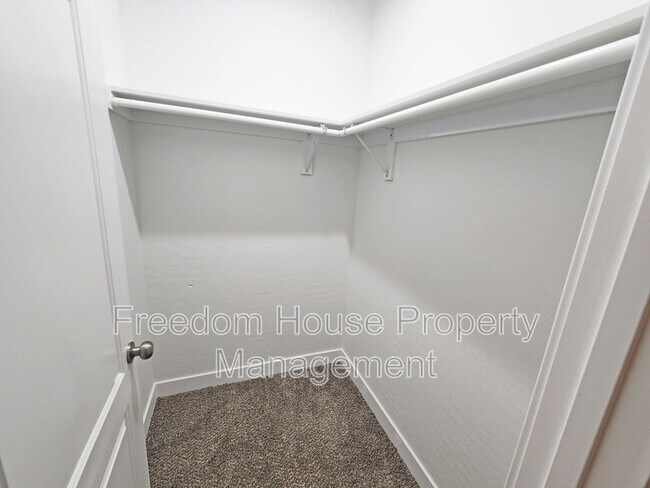 Building Photo - 1111 Sixshooter Ave