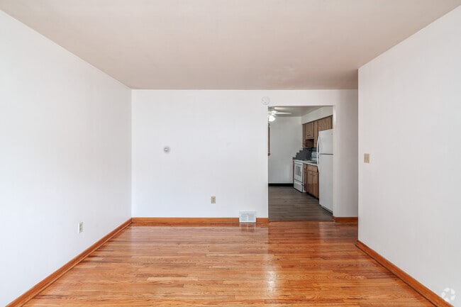 2BR, 1BA - 900SF - Living Room - Lincoln Hill Community