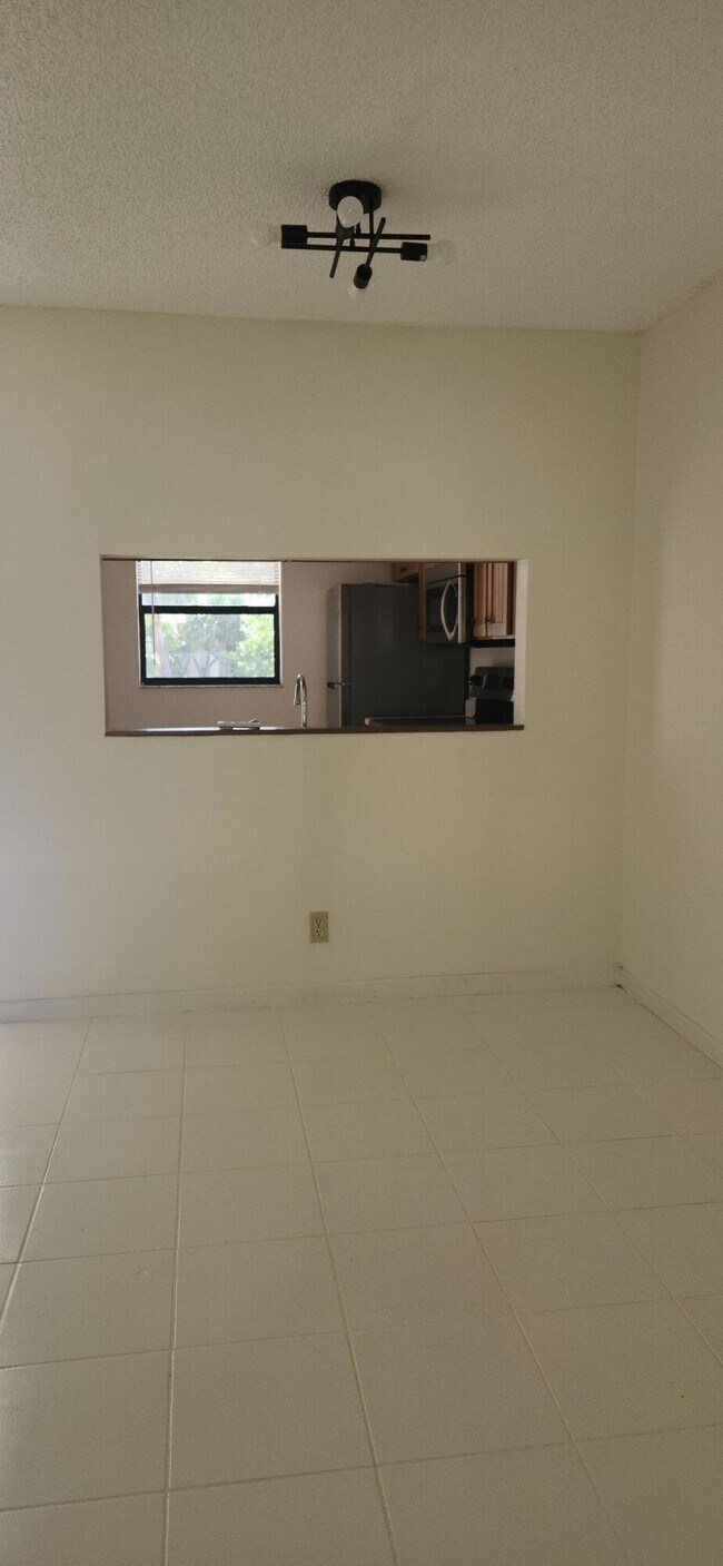 Building Photo - 6832 Palmetto Cir S