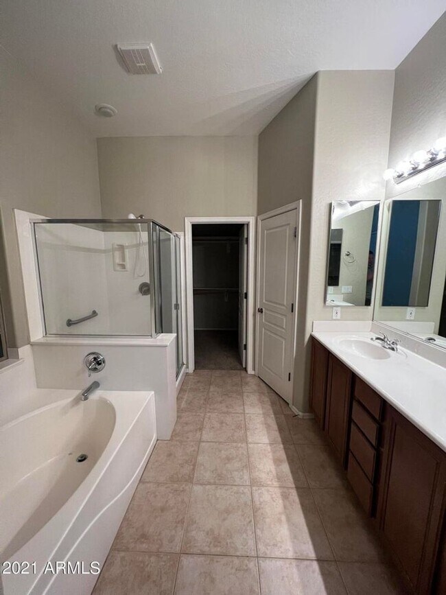 Building Photo - Beautiful 4 bedroom/ 2bath all on one story.
