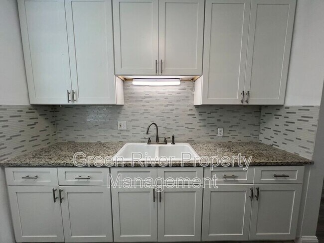 Building Photo - 1789 River Rd