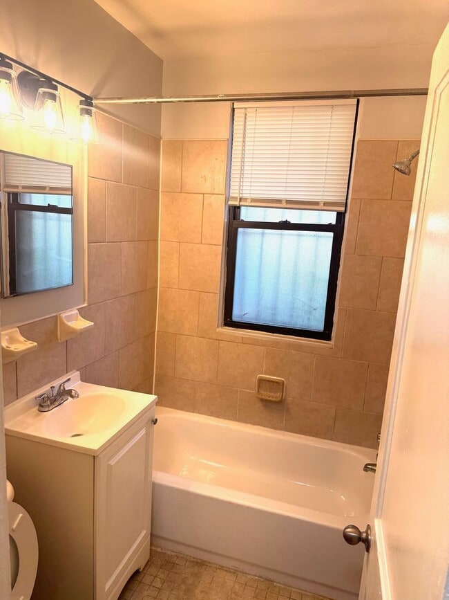 Interior Photo - 1178 MORSE ST NE