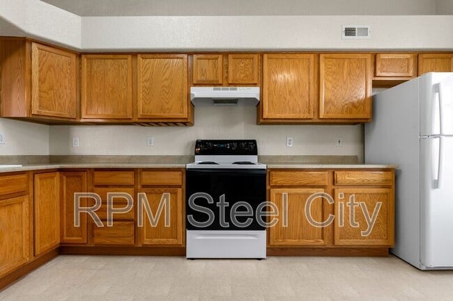 Building Photo - 1014 Pinecrest Dr