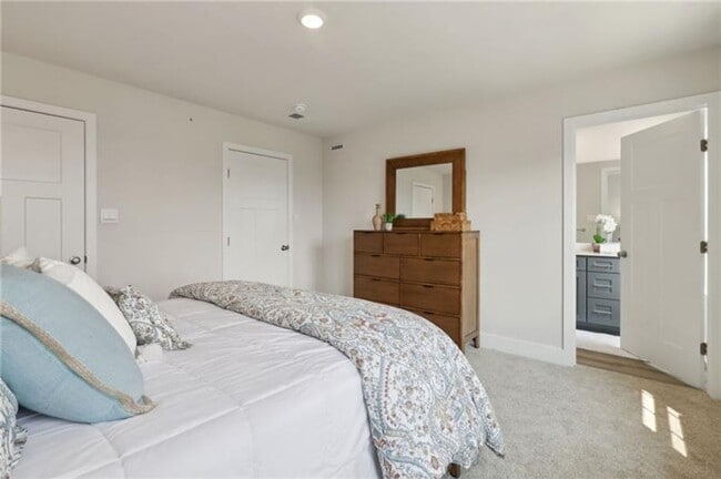 Building Photo - Luxury End-Unit Townhome with 4 Bedrooms &...