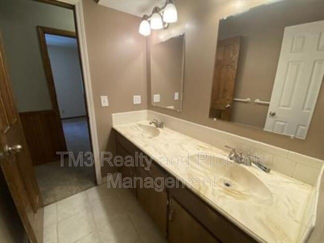 Building Photo - 12725 S Raintree Dr