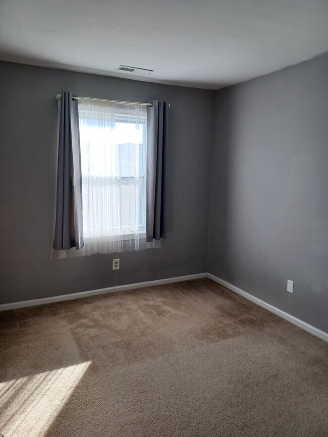 Building Photo - Spacious 3 BR townhouse in VA Beach with a...