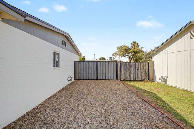Building Photo - 3430 E Poinsettia Dr