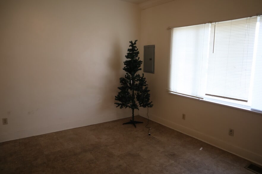 Building Photo - 611 Park St