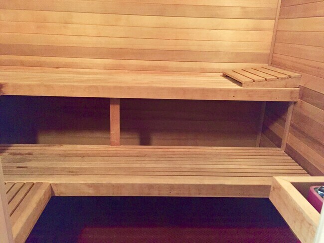 sauna - 2020 N Lincoln Park W