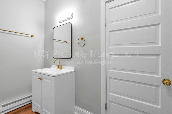 Building Photo - 556 E Whittier St