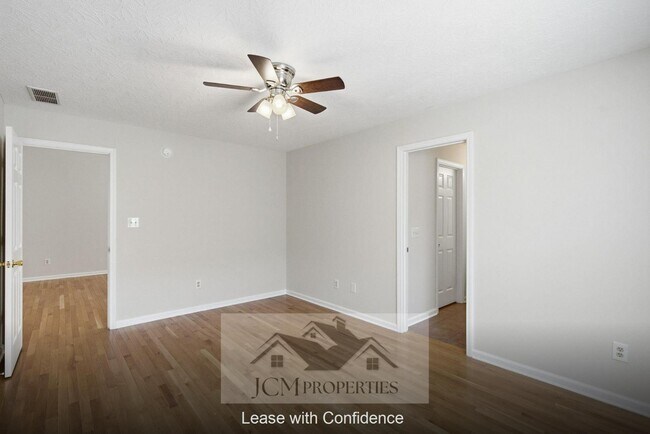 Building Photo - 700 Cottonwood Dr