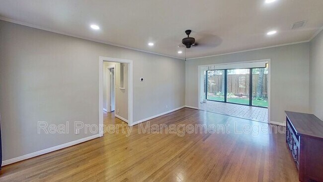 Building Photo - 5830 Kenwood Ave