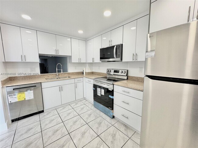Building Photo - 1075 Riverside Dr