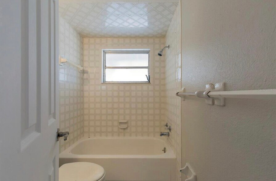 Building Photo - 8923 Tropical Palm Way