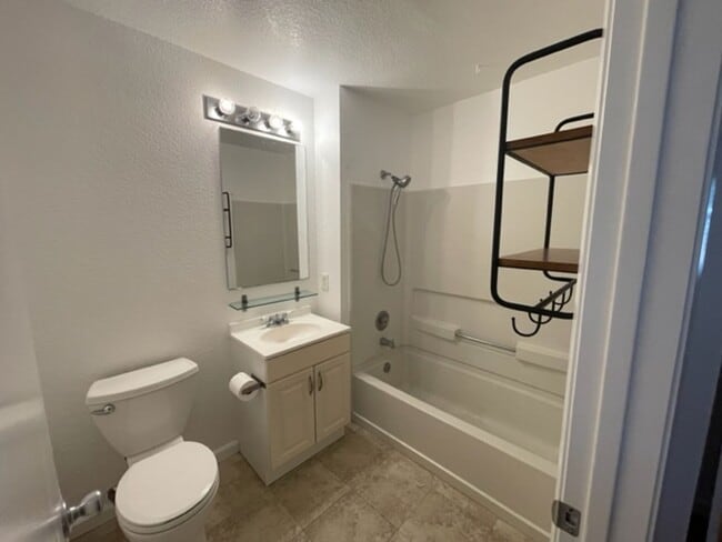 Building Photo - 2 Bed/2 Bath Downstairs Unit Available Soon!