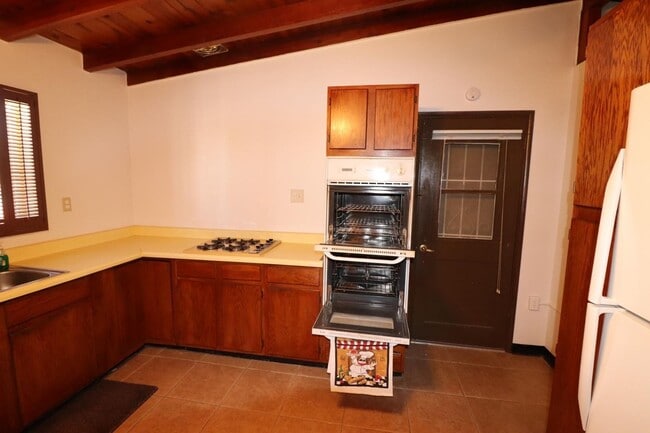 Building Photo - 3 Bedroom 2 Bathroom