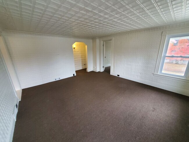 Building Photo - Large 2 Bedroom 2nd Floor Apartment Availa...