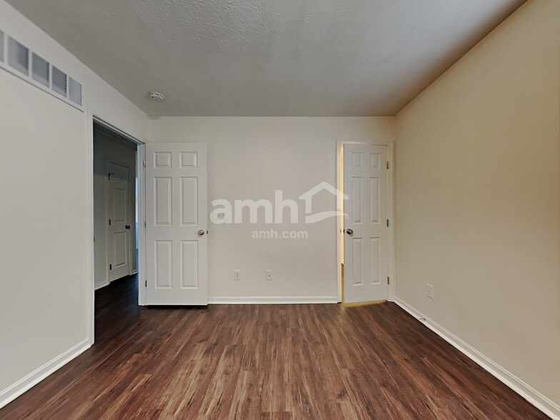 Building Photo - 15 Flamingo Ct