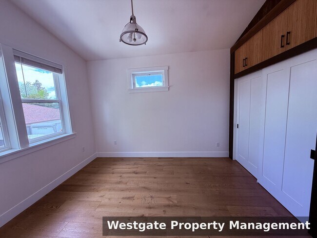 Building Photo - 220 Payran St