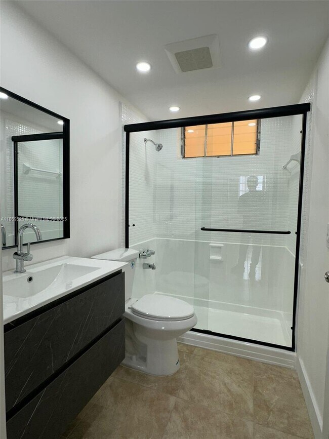 Building Photo - 2999 Point E Dr