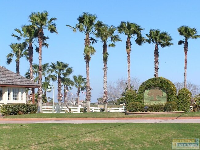 Building Photo - 9 Doral Dr