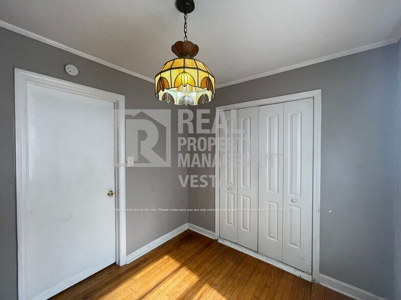 Building Photo - 2063 Bayswater Rd