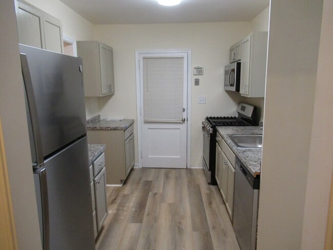 Building Photo - 2032 Rector Dr SW