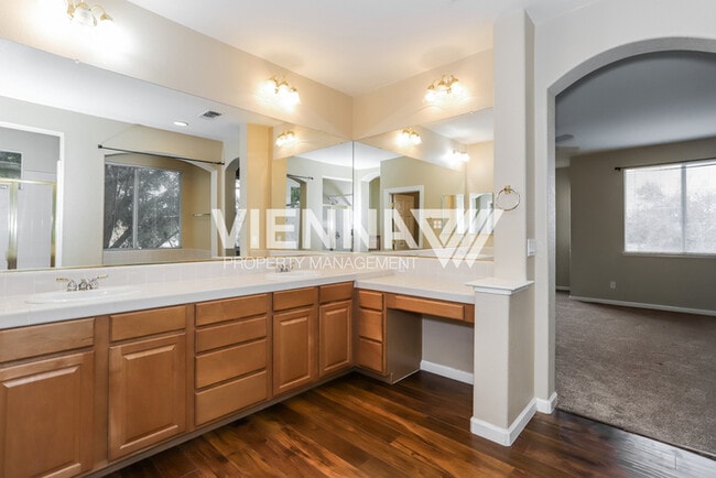 Building Photo - Beautiful 4 Bedroom + Study in Desirable Neighborhood