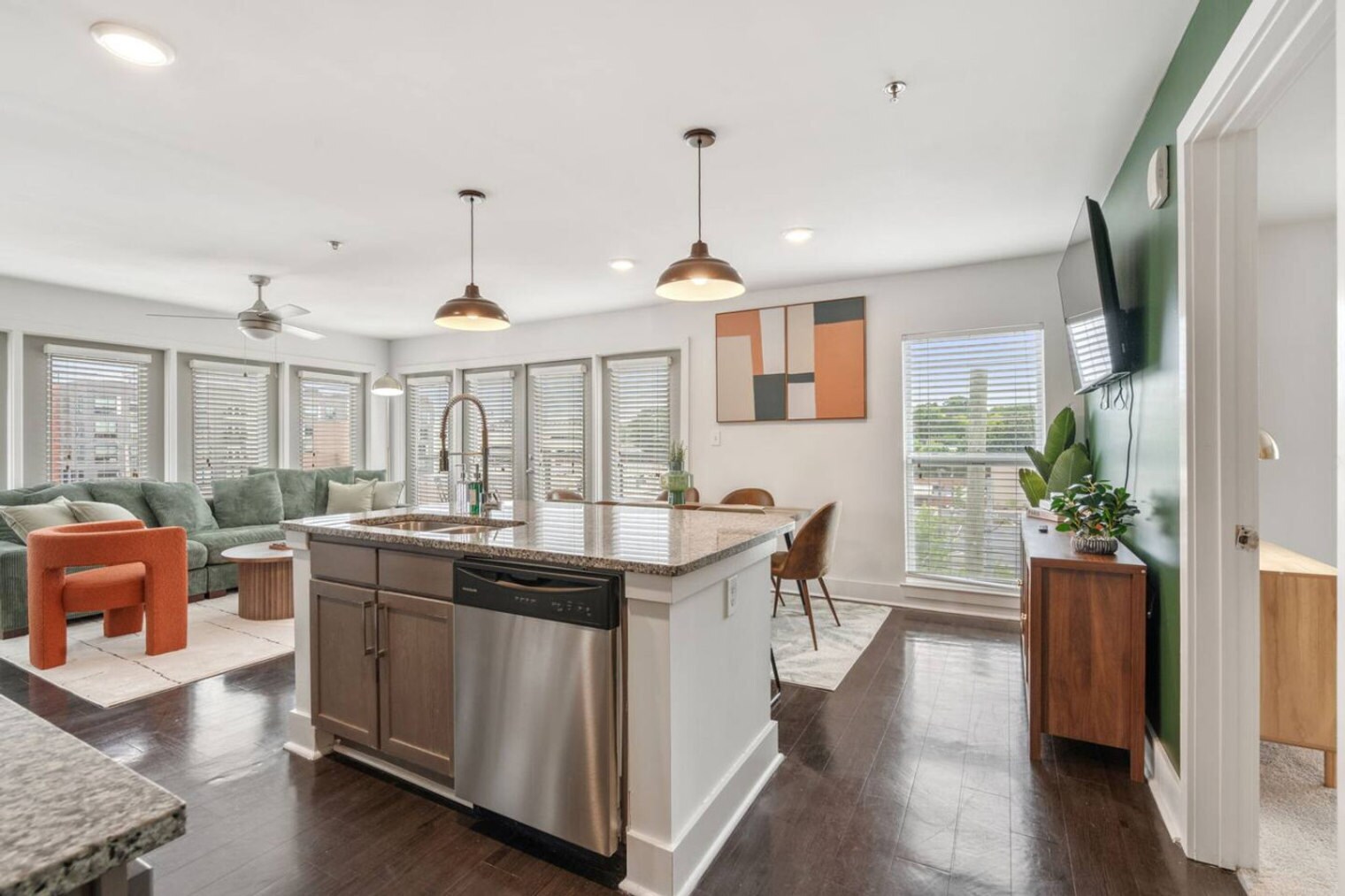 Building Photo - 841 Memorial Dr SE