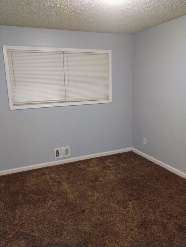 Building Photo - AMAZING 3 BEDROOM HOME READY TO MOVE INTO!...