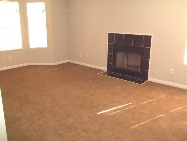 Building Photo - Freshly painted and new flooring in this 4...