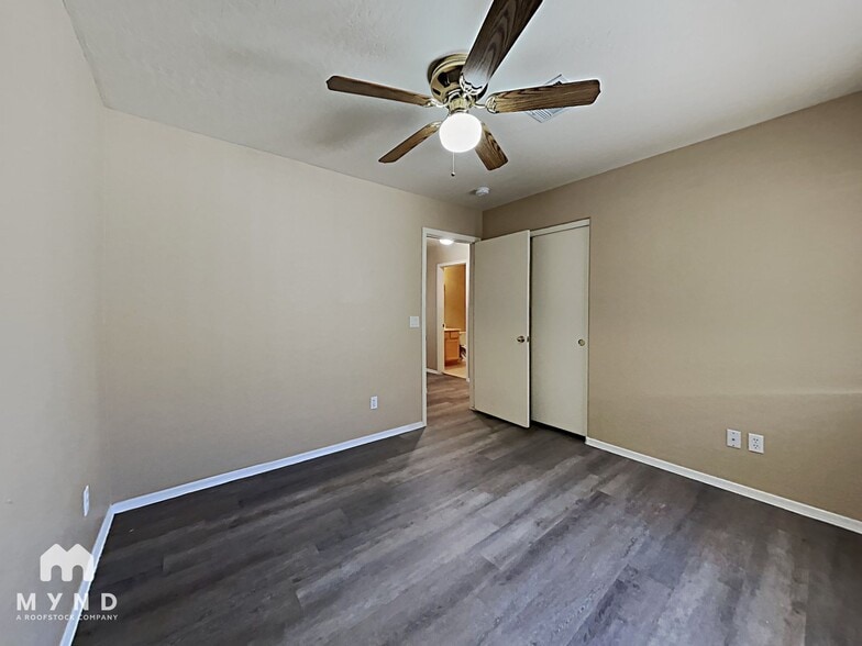 Building Photo - 685 E Cantebria Dr