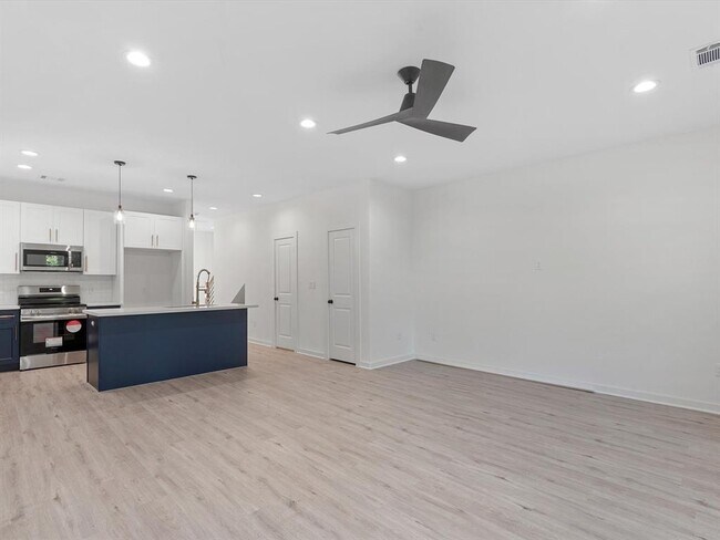 Building Photo - 5704 Elysian St