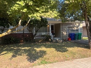 Building Photo - Don't Miss This Charming Milwaukie Home with an Oversized Backyard!
