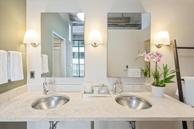 Building Photo - 311 W 5th St