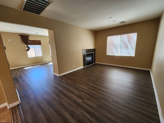 Building Photo - Stunning 4 Bed 3 Bath 2 Story Home with Loft