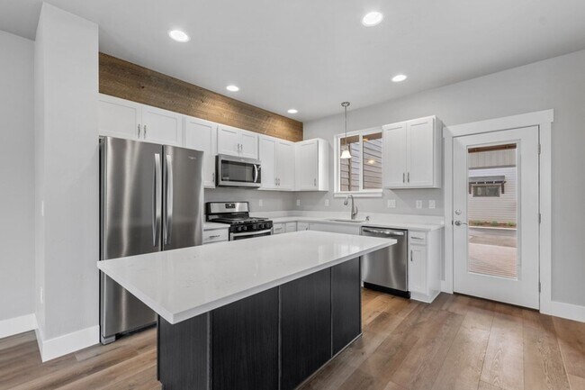 Building Photo - 3 bedroom, 2.5 bath townhome, minutes from downtown Whitefish